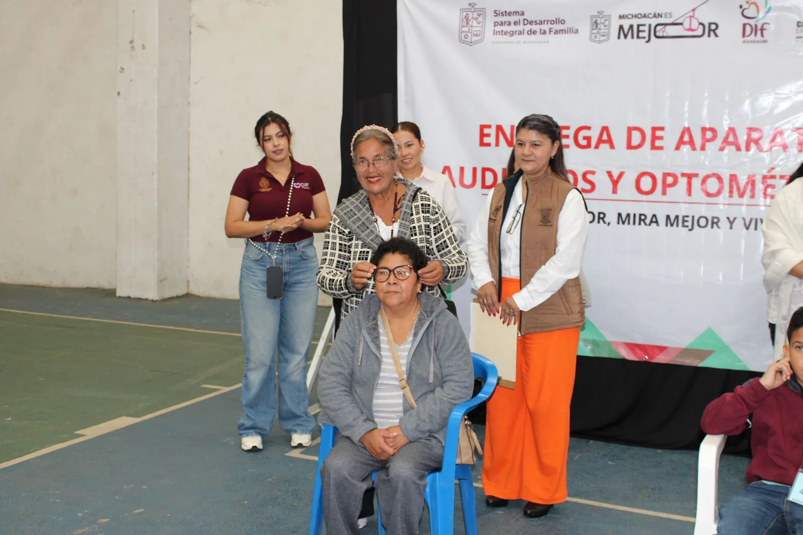 Ayuntamiento de Yurécuaro entrega dispositivos visuales y auditivos en apoyo a la población