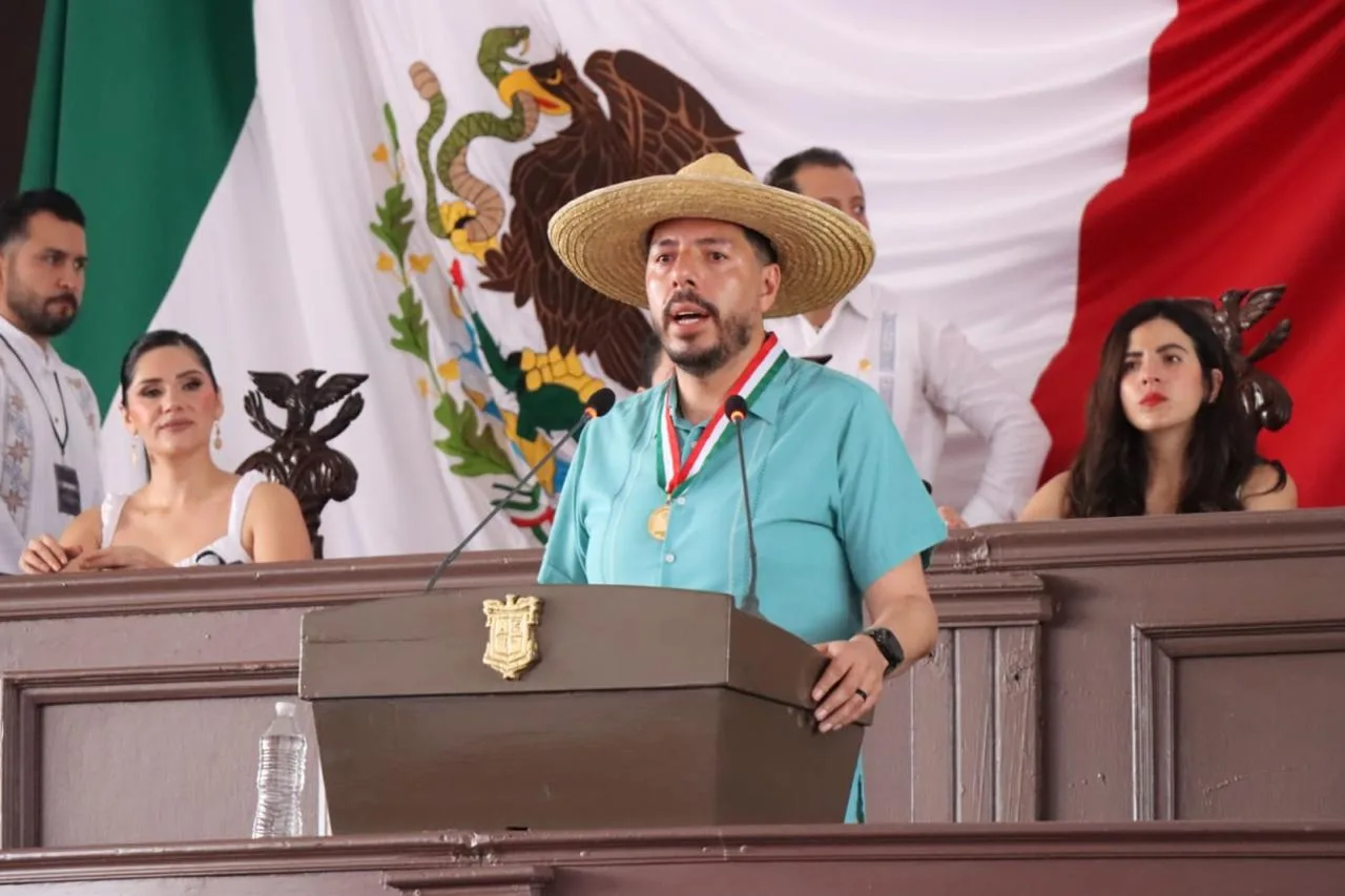 Felipe Orlando Aragón recibe la Presea “Constitución de 1814” por su trayectoria académica y defensa de los pueblos indígenas