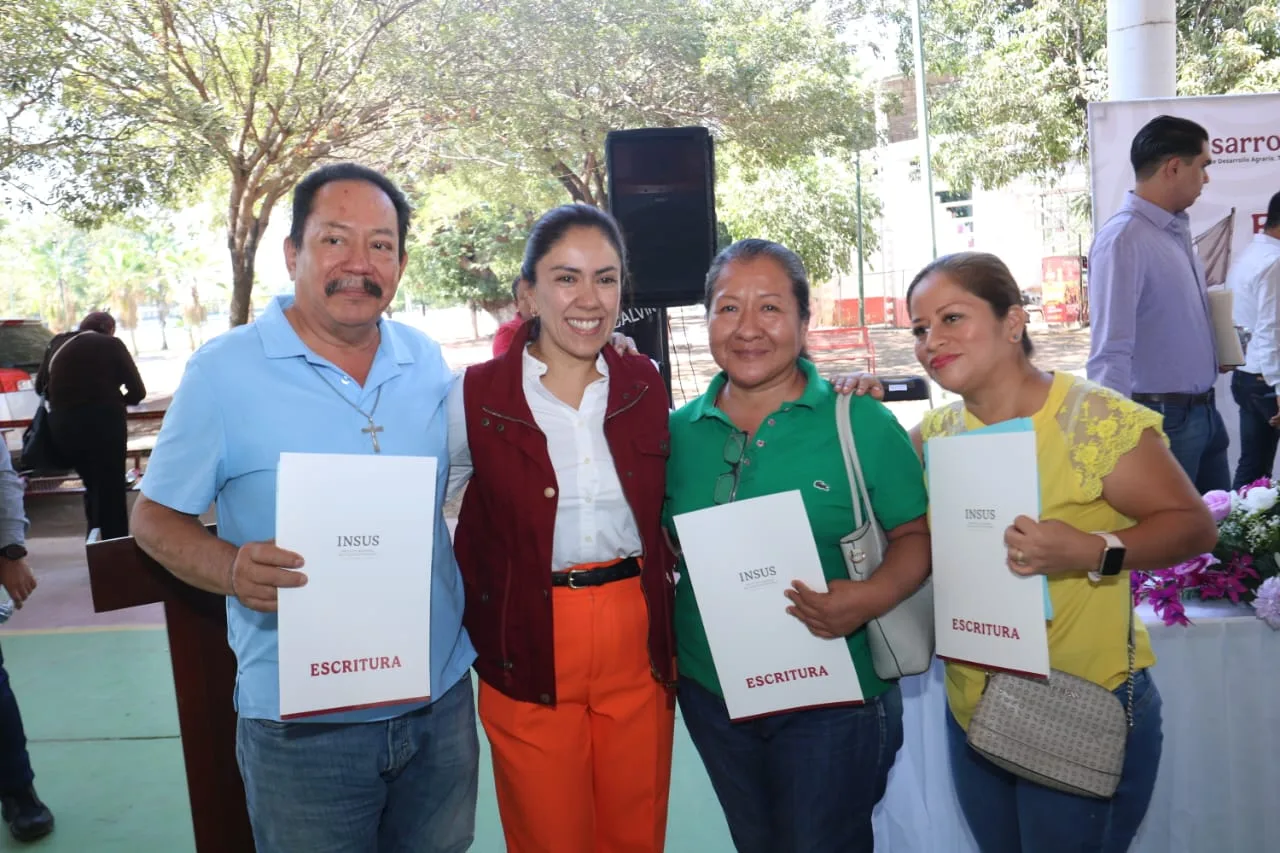 Fanny Arreola impulsa regularización de viviendas con entrega de escrituras