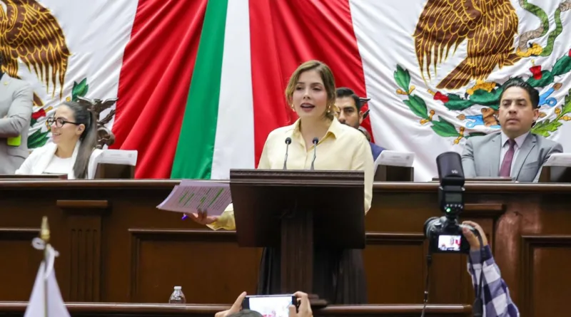 Brissa Arroyo propone inscripción de Amalia Solórzano Bravo en el recinto legislativo