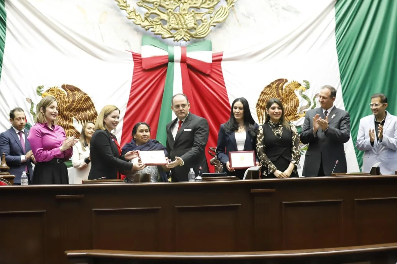 Congreso del Estado reconoce a Juana Bravo y Adriana Contreras con la condecoración “La Mujer Michoacana”