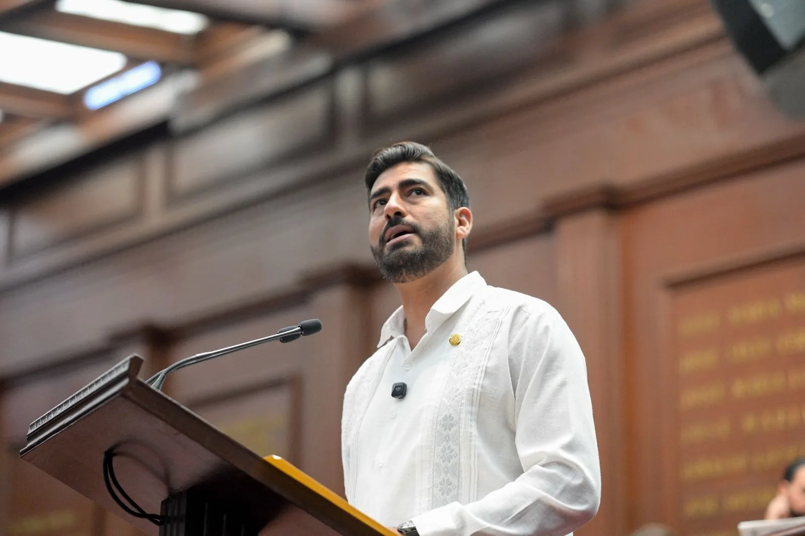 Poncho Chávez plantea reforma para fortalecer derechos de mujeres en funciones públicas