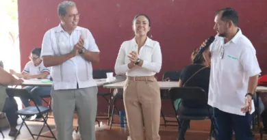 Entregan tarjetas de la Beca Rita Cetina a estudiantes de secundaria en Apatzingán