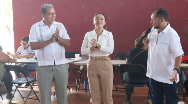 Entregan tarjetas de la Beca Rita Cetina a estudiantes de secundaria en Apatzingán