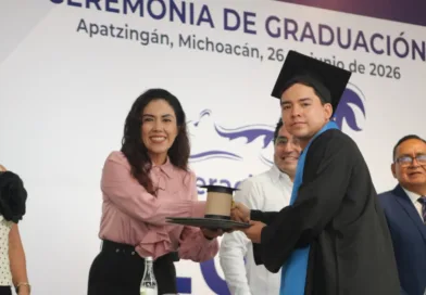 Fanny Arreola asiste a graduación del Instituto Tecnológico Superior de Apatzingán y llama a egresados a ser agentes de cambio