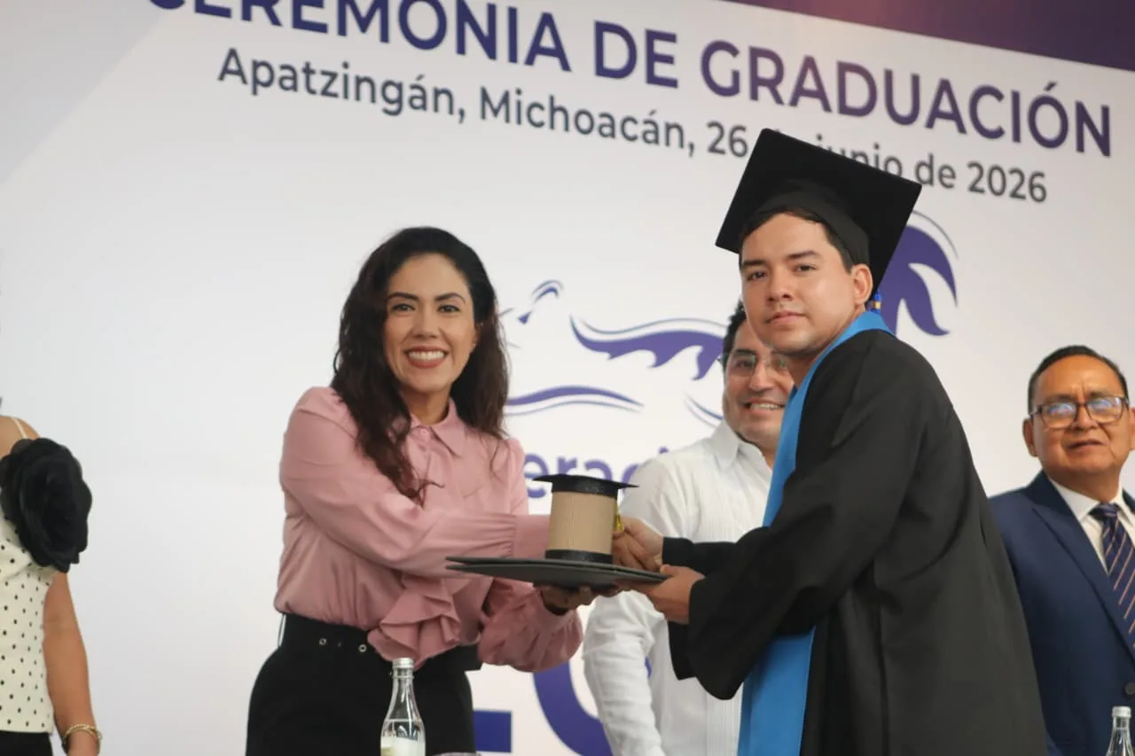 Fanny Arreola asiste a graduación del Instituto Tecnológico Superior de Apatzingán y llama a egresados a ser agentes de cambio