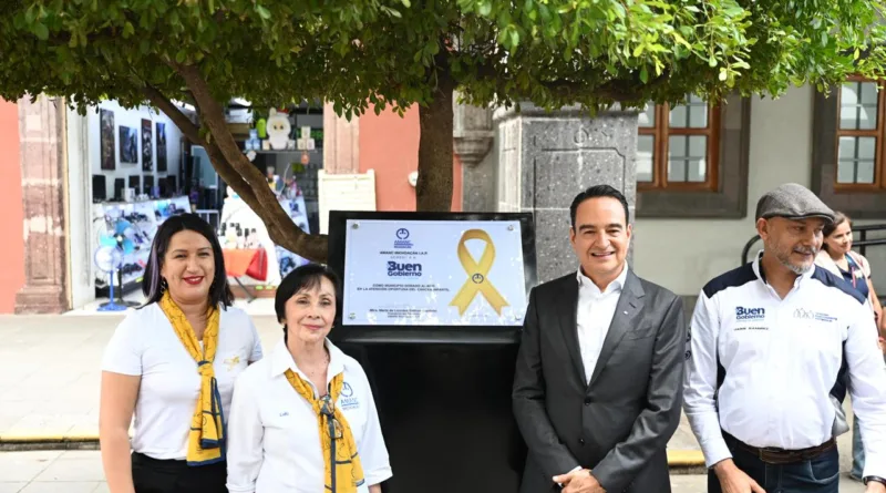Carlos Soto recibe el distintivo “Municipio Dorado” por su compromiso con la lucha contra el cáncer infantil