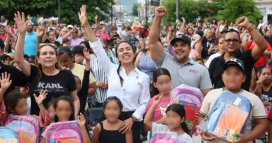 Fanny Arreola mantiene su compromiso con la educación y entrega apoyos escolares