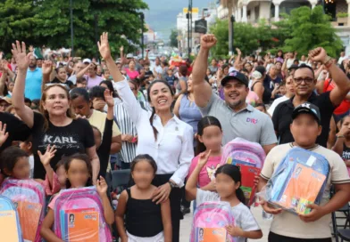 Fanny Arreola mantiene su compromiso con la educación y entrega apoyos escolares