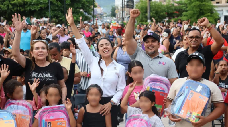 Fanny Arreola mantiene su compromiso con la educación y entrega apoyos escolares