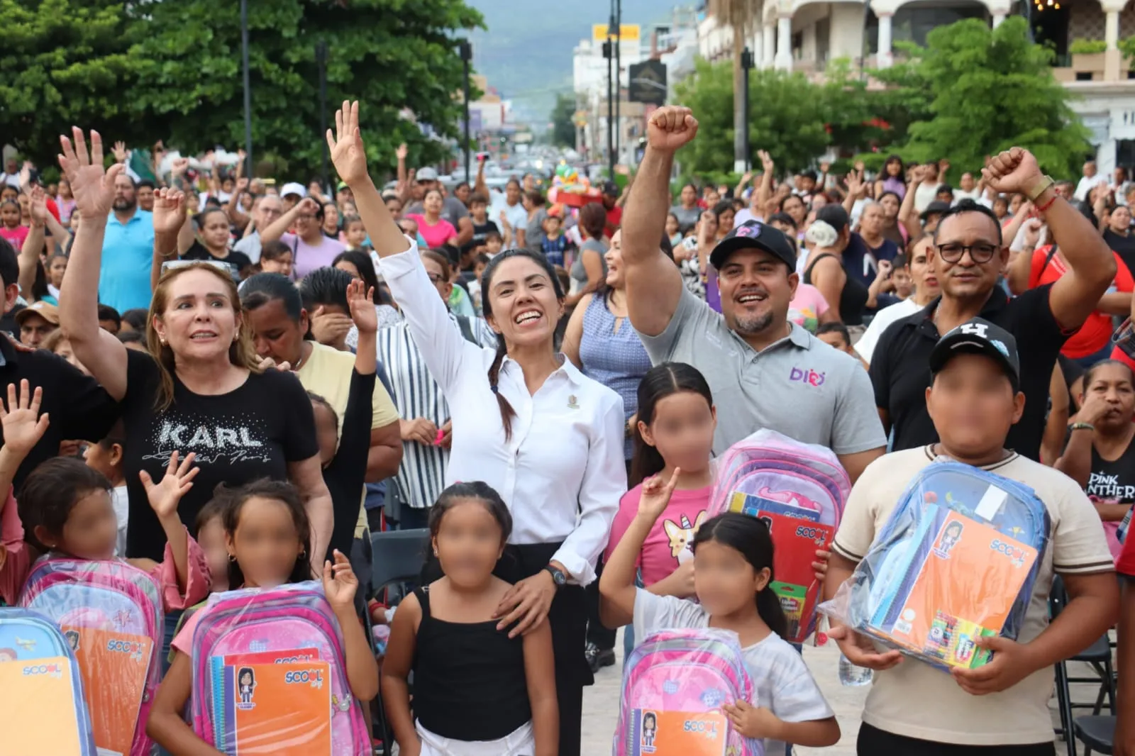 Fanny Arreola mantiene su compromiso con la educación y entrega apoyos escolares
