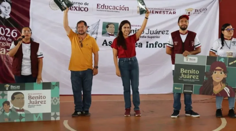 Fanny Arreola Acerca Oportunidades Educativas a Jóvenes Mediante las Becas Bienestar en Apatzingán