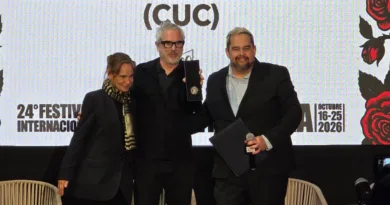 Alfonso Cuarón recibe la Medalla Filmoteca UNAM entre aplausos en el FICM