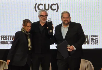 Alfonso Cuarón recibe la Medalla Filmoteca UNAM entre aplausos en el FICM